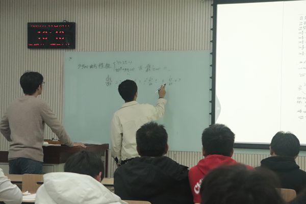 图二 同学上台回答问题进行课堂互动(1).jpg