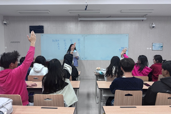 图一 同学们积极举手回答问题.jpg