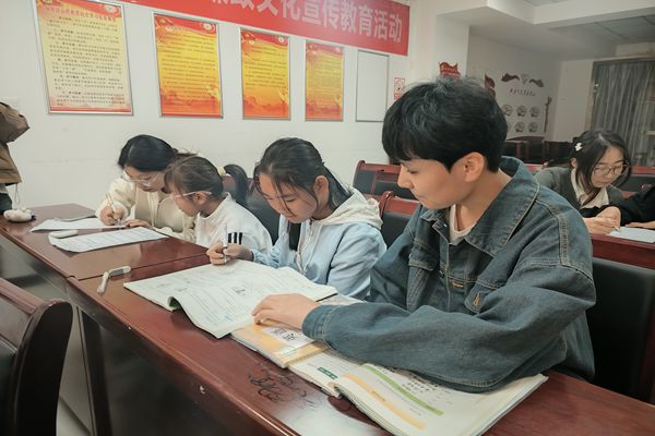 图二  支教志愿给学生答疑.jpg