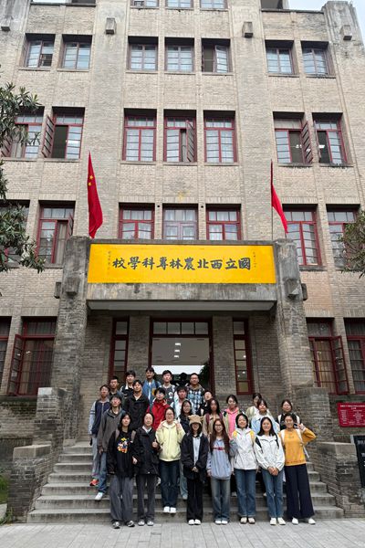 图一 同学们在校史馆门口合影.jpg