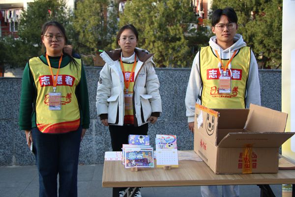 图二 志愿者们准备开展活动前的合照.jpg