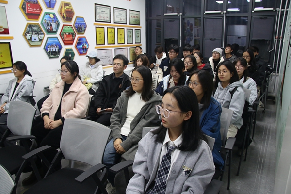 图三  参会同学热情高涨积极提问与讨论.jpg