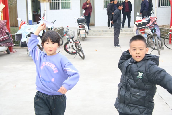 图五 学习结束小朋友们快乐的玩耍.jpg