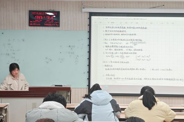 图三 张文月同学上台讲解知识点.jpg