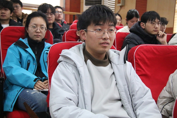 图二 学生认真倾听昝林森老师宣讲.JPG