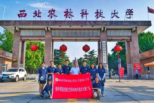 动科学院非遗推广队出发前在校门口的合影.jpg