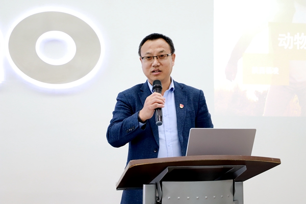 ee2bf9e576b64ccc8ad56f9b478faa7f.jpg 王力副书记在萨诺公司讲话.JPG