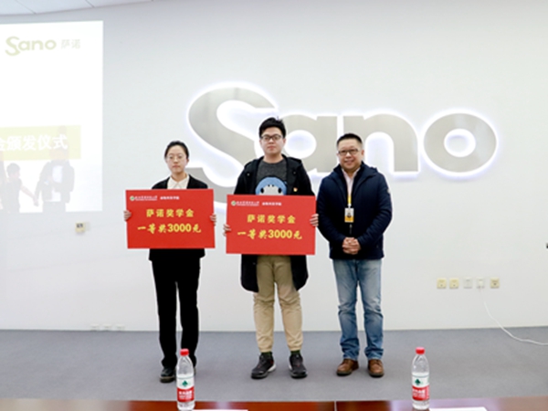 0ab03b170d324b75911cd485401e439d.jpg 萨诺中国区总经理马志千为萨诺一等奖获奖学生颁奖.JPG