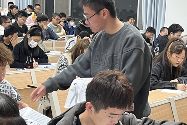 1e68d27a06d3405a883045d867344921.png 志愿者在自习室发放科创微报.png