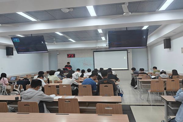 图四 在朋辈导师的实践指导下体验编程思路.jpg