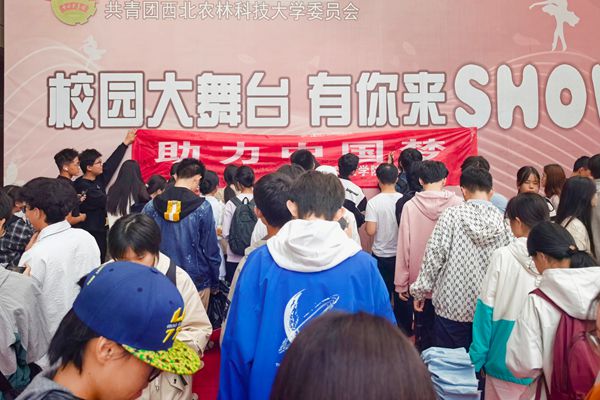 图一 尽管突遭大雨仍热情前来的同学们.jpg