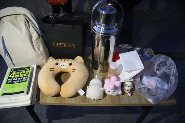 图五 志愿者们最后整理捐募物品.jpg