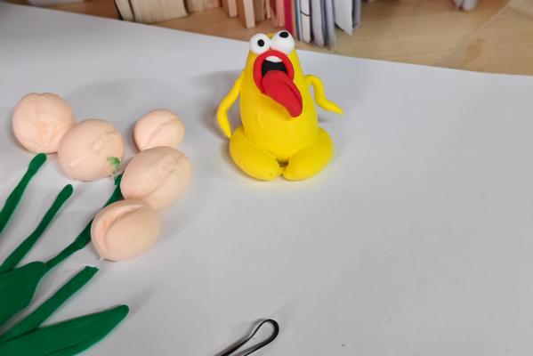 图四 罗培培和黏土玩偶(1).jpg