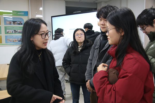 图二 王钰晨老师耐心倾听、解答疑问_副本.jpg